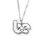 Collar logo “BE” de Billie Eilish