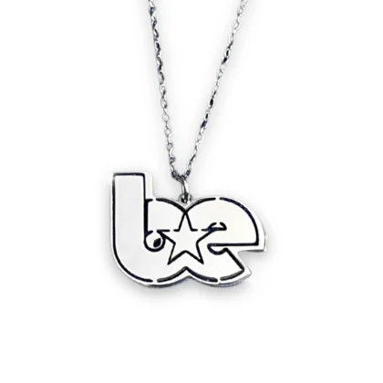Collar logo “BE” de Billie Eilish