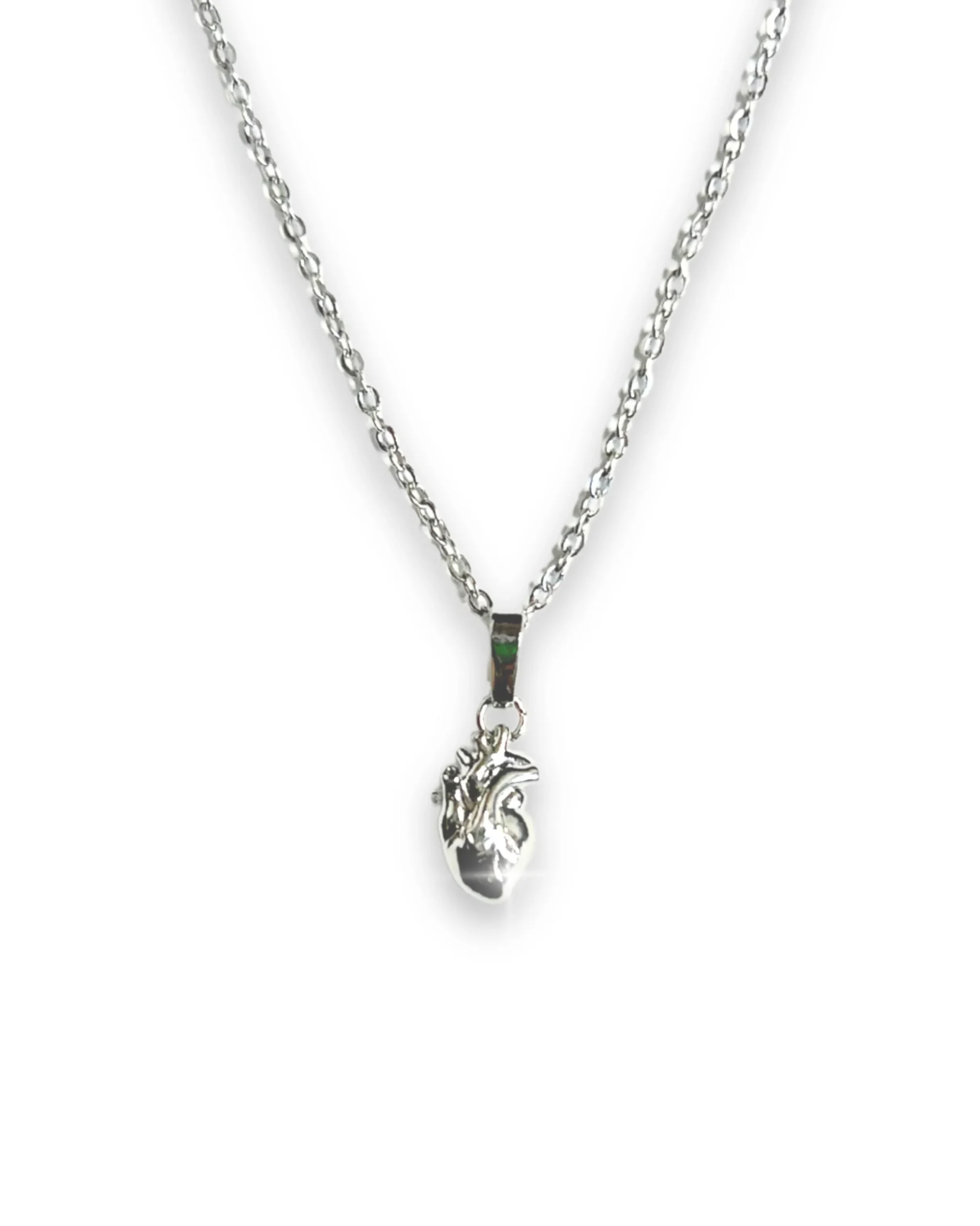 Collar de figura de un corazón anatómico, material de acero inoxidable color plata, relacionado con Billie Eilish