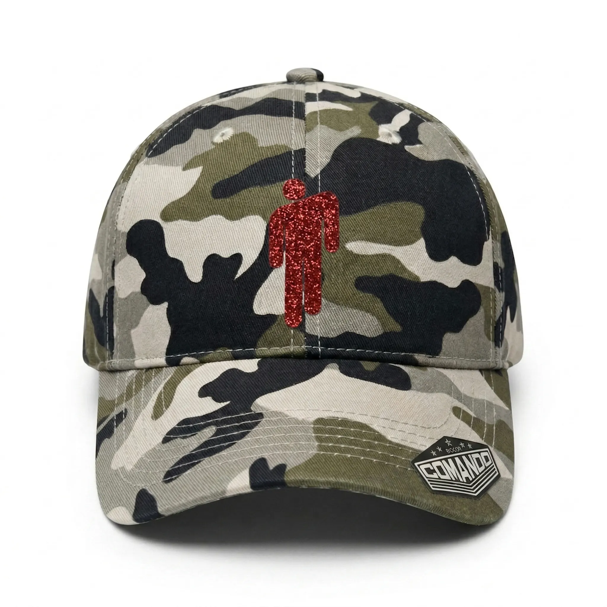 Gorra con estilo Camouflage de colores negro, beige y verde olivo con una figura del logo Blohsh de Billie Eilish en acabado glitter, color rojo