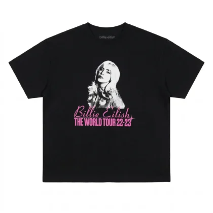 Camiseta color negro de corte holgado oversized con diseño estampado de Billie Eilish en la parte de enfrente, referente al tour del álbum Happier Than Ever con fechas y nombres de ciudades en la parte trasera, como parte del World Tour México 2022-2023, el color de las letras es rosa claro