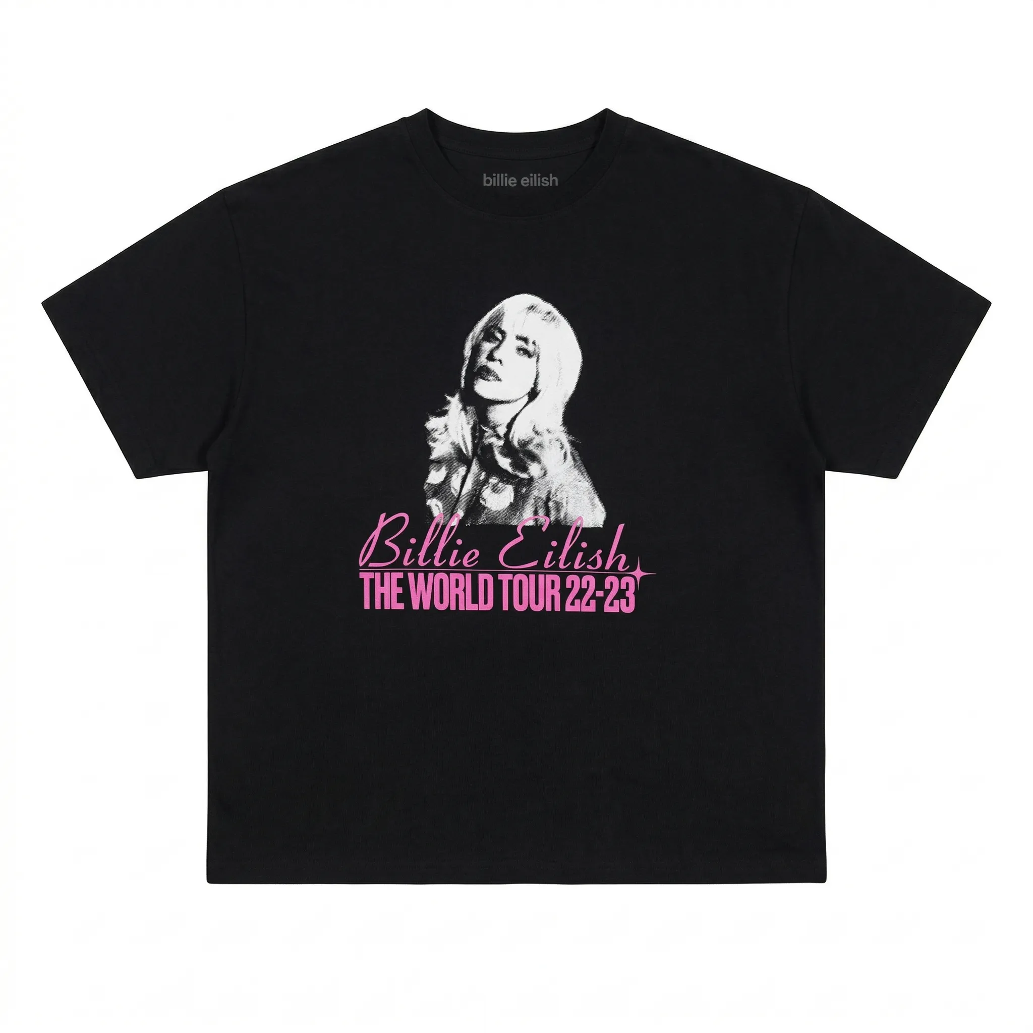 Camiseta color negro de corte holgado oversized con diseño estampado de Billie Eilish en la parte de enfrente, referente al tour del álbum Happier Than Ever con fechas y nombres de ciudades en la parte trasera, como parte del World Tour México 2022-2023, el color de las letras es rosa claro