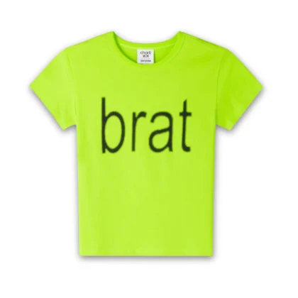Camiseta estilo baby tee color verde neón con estampado del álbum de brat de Charli XCX, de la marca Bershka